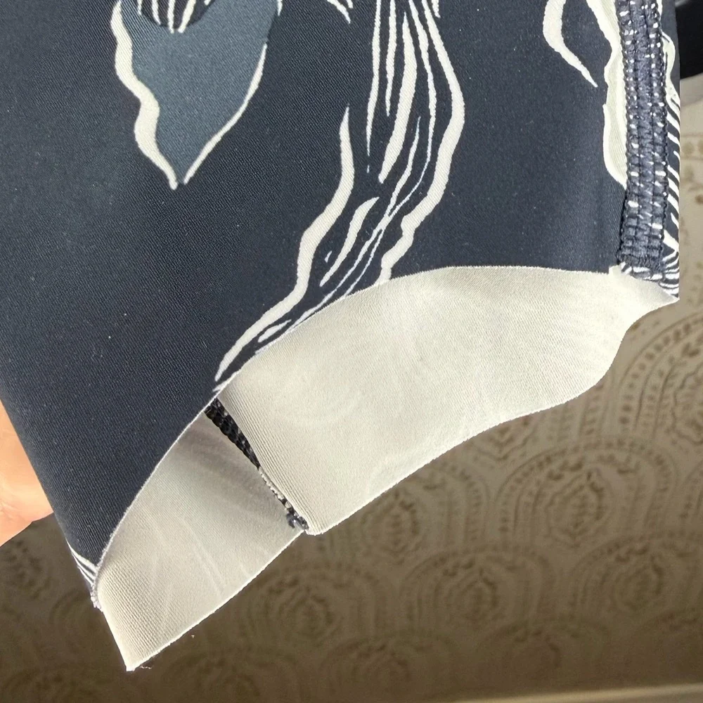 Athleta Sonic Capri Floral Print 7/8 Leggings Size Large Navy Blue High Rise - Picture 7 of 10